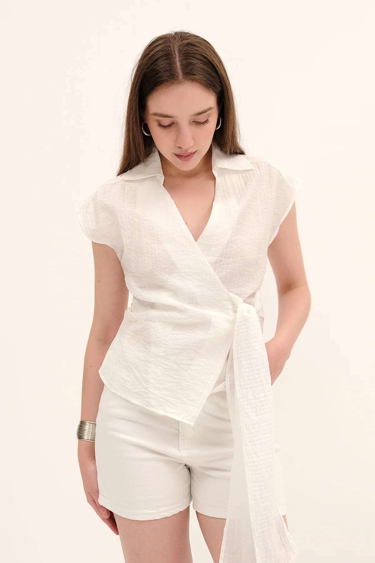 Sleeveless Tie-Front Shirt - Image 17