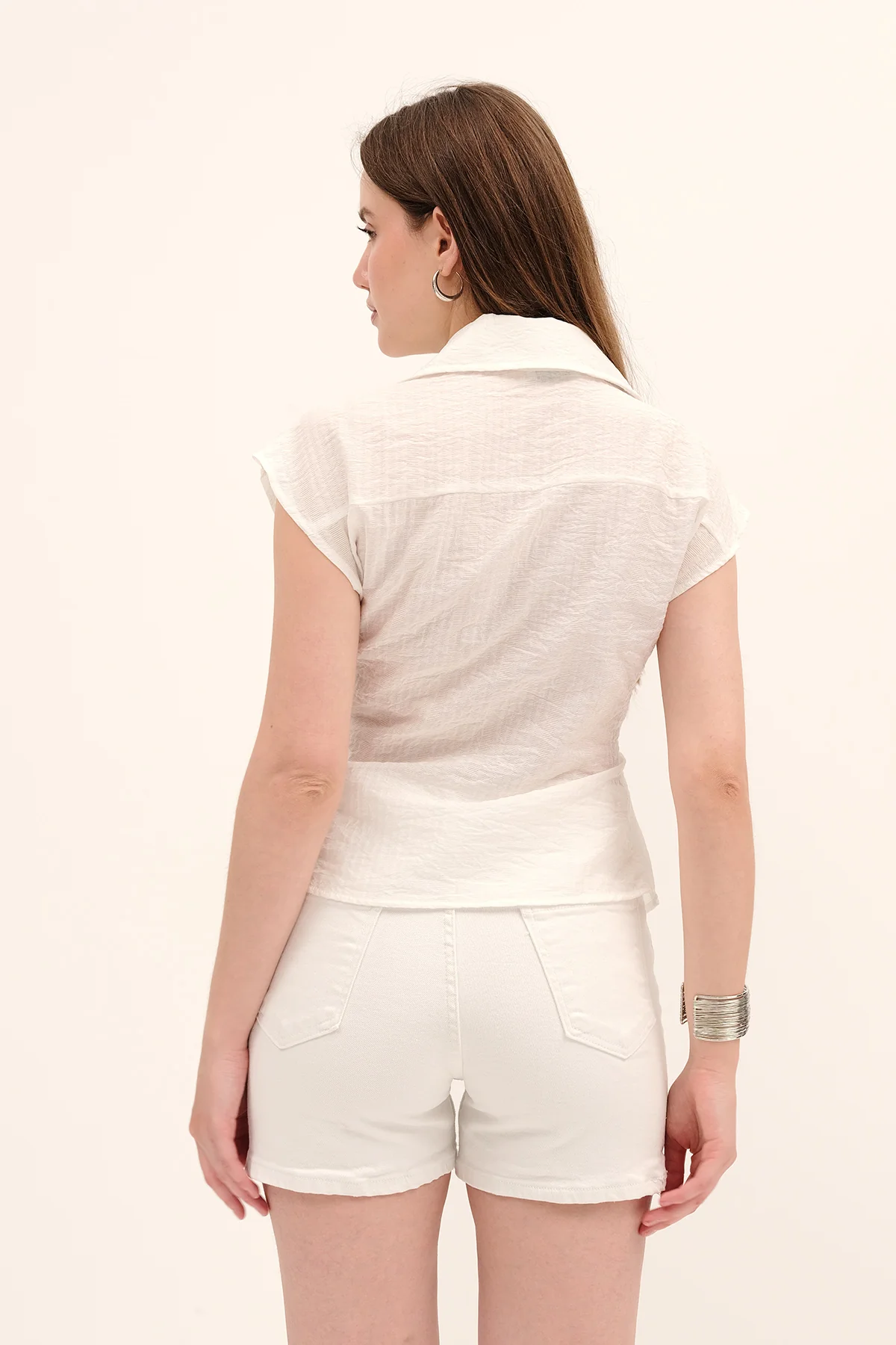 Sleeveless Tie-Front Shirt - Image 18